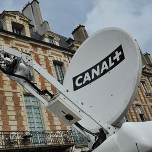 Cohue de journalistes devant le domicile parisien de Dominique Strauss-Kahn et Anne Sinclair.