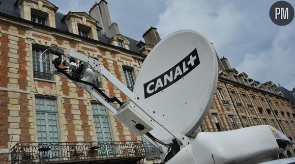 Cohue de journalistes devant le domicile parisien de Dominique Strauss-Kahn et Anne Sinclair.