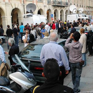 Cohue de journalistes devant le domicile parisien de Dominique Strauss-Kahn et Anne Sinclair.