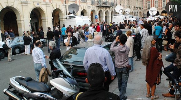 Cohue de journalistes devant le domicile parisien de Dominique Strauss-Kahn et Anne Sinclair.