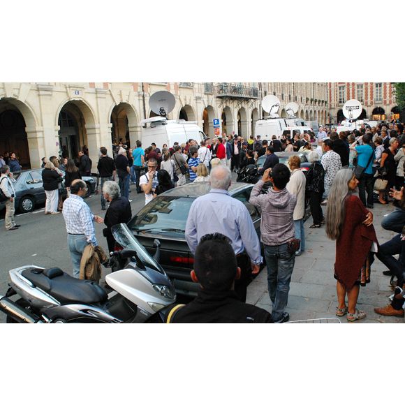 Cohue de journalistes devant le domicile parisien de Dominique Strauss-Kahn et Anne Sinclair.