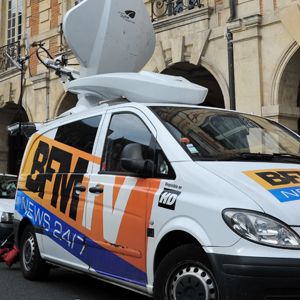 Cohue de journalistes devant le domicile parisien de Dominique Strauss-Kahn et Anne Sinclair.