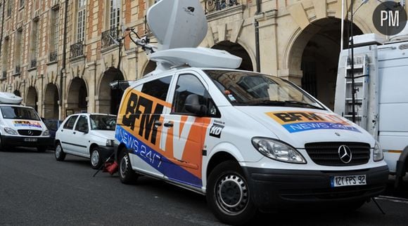 Cohue de journalistes devant le domicile parisien de Dominique Strauss-Kahn et Anne Sinclair.