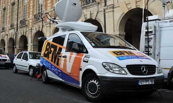 Cohue de journalistes devant le domicile parisien de Dominique Strauss-Kahn et Anne Sinclair.