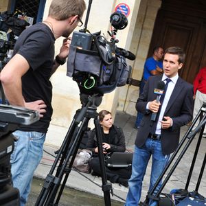 Cohue de journalistes devant le domicile parisien de Dominique Strauss-Kahn et Anne Sinclair.