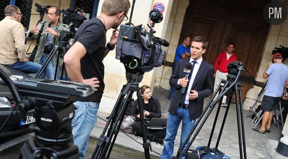 Cohue de journalistes devant le domicile parisien de Dominique Strauss-Kahn et Anne Sinclair.