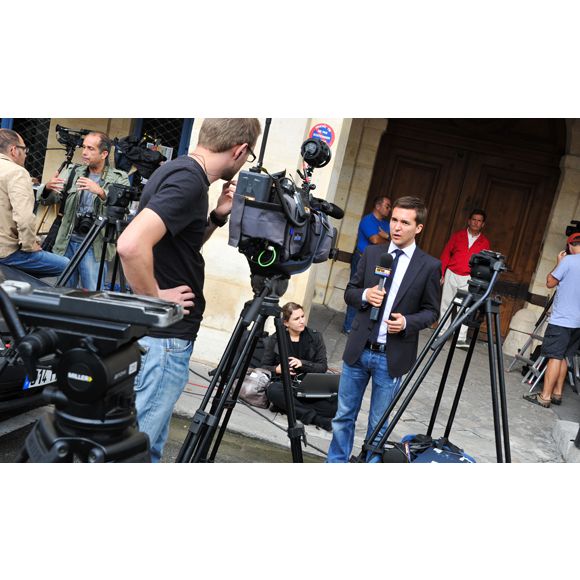Cohue de journalistes devant le domicile parisien de Dominique Strauss-Kahn et Anne Sinclair.