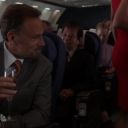 Roberto Distasio (Franco Nero) dans l'avion après l'incident présumé de l'hôtel dans "New York Unité Spéciale"