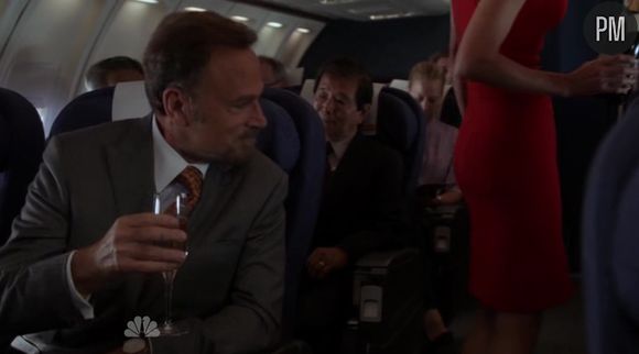 Roberto Distasio (Franco Nero) dans l'avion après l'incident présumé de l'hôtel dans "New York Unité Spéciale"