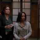 Olivia Benson et Miriam arrivent au commissariat dans "New York Unité Spéciale"