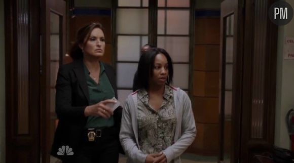 Olivia Benson et Miriam arrivent au commissariat dans "New York Unité Spéciale"