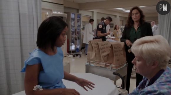 Miriam (Anika Noni Rose) et Olivia Benson (Mariska Hargitay) après l'agression présumée dans "New York Unité Spéciale"