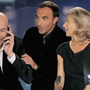 Nicolas Canteloup entouré de Claire Chazal et Nikos Aliagas pour "20h, c'est Canteloup".