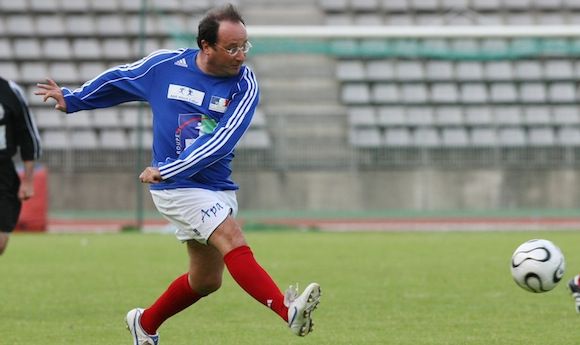 François Hollande joue au football, en 2008