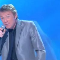 Zapping : Christophe Hondelatte chante pour la première fois à la télé