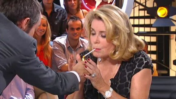 "Petit journal" : Canal+ mise en demeure après la cigarette de Catherine Deneuve