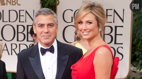 George Clooney et Stacey Keibler sur le tapis rouge des Golden Globes 2012