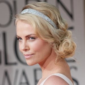 Charlize Theron sur le tapis rouge des Golden Globes 2012