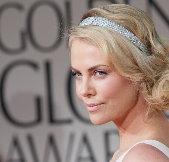 Charlize Theron sur le tapis rouge des Golden Globes 2012