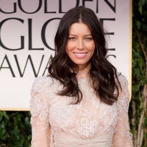 Jessica Biel sur le tapis rouge des Golden Globes 2012