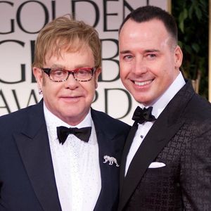 Elton John et David Furnish sur le tapis rouge des Golden Globes 2012