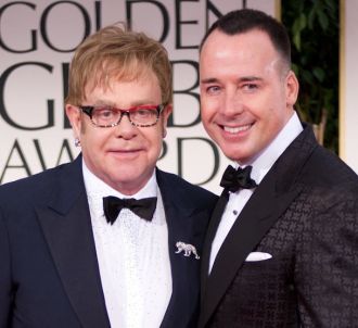 Elton John et David Furnish sur le tapis rouge des Golden...