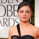 Mila Kunis sur le tapis rouge des Golden Globes 2012