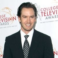 Mark-Paul Gosselaar critique "Sauvés par le gong"... puis se rétracte