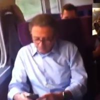 Zapping : Michel Drucker piégé par les équipes d'Europe 1 dans le train