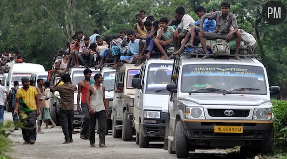 Exode de villageois sur à l'éclatement de violences interethniques dans l'Etat d'Assam en Inde.