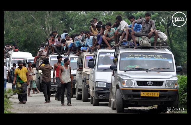 Exode de villageois sur à l'éclatement de violences interethniques dans l'Etat d'Assam en Inde.