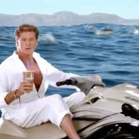 David Hasselhoff pousse la chansonnette dans une publicité extra kitsch