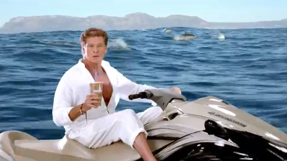 David Hasselhoff pousse la chansonnette dans une publicité extra kitsch