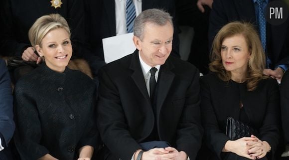 Bernard Arnault entre Valerie Trierweiler et Charlene de Monaco, au défilé pintemps/été de Dior en janvier 2013.