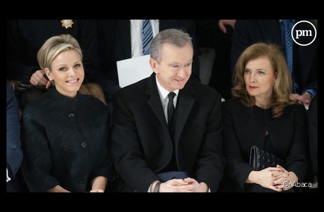 <span>Bernard Arnault entre Valerie Trierweiler et Charlene de Monaco, au défilé pintemps/été de Dior en janvier 2013.</span>