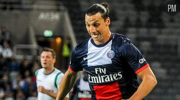 Zlatan Ibrahimovic portant le maillot du PSG, sponsorisé par Nike