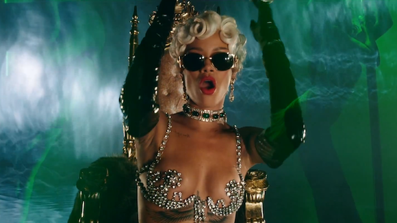 Rihanna dévoile le clip de "Pour it Up"