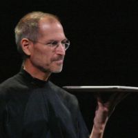 Deux ans après sa disparition, Tim Cook rend hommage à Steve Jobs