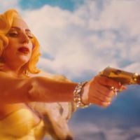 Lady Gaga dévoile "Aura" pour "Machete Kills"