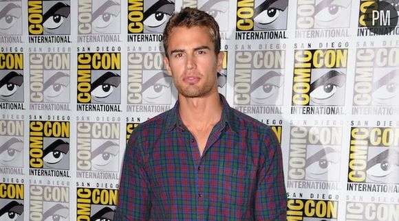 Theo James est pressenti pour remplacer Charlie Hunnam dans "Cinquante nuances de Grey"