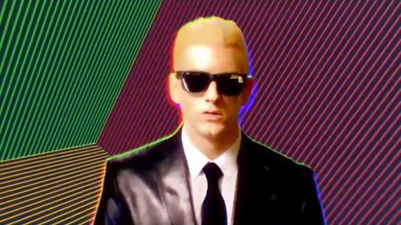 Clip : Eminem rend hommage à "Max Headroom" avec "Rap God"