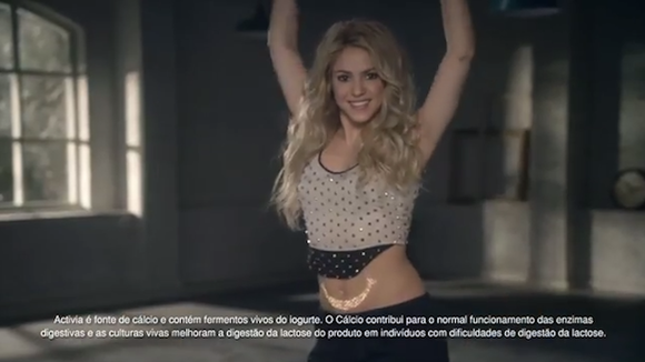 Shakira dans une publicité pour Activia de Danone