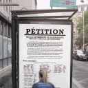 Une image d'un abribus accueillant la pétition de "L'Equipe"