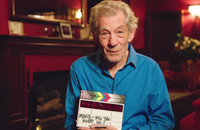 Ian McKellen participe à une demande en mariage