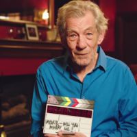 Ian McKellen aide un réalisateur à faire sa demande en mariage sur YouTube