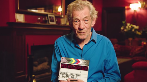 Ian McKellen aide un réalisateur à faire sa demande en mariage sur YouTube