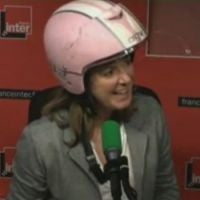 Charline Vanhoenacker arrive casquée dans la matinale de France Inter