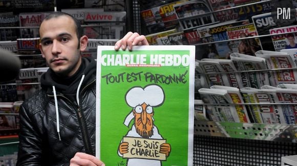 Un kiosquier avec le numéro de "Charlie Hebdo" sur Mahomet