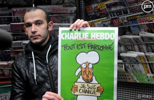 Un kiosquier avec le numéro de "Charlie Hebdo" sur Mahomet