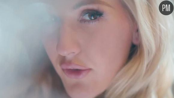 Ellie Goulding en tête des charts britanniques